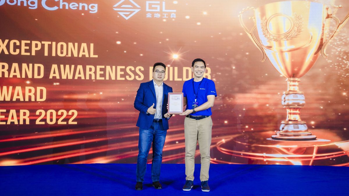 On the left is Mr. Eric Qin, the Sales Director of Dongcheng Company, and on the right is Mr. Chan Choon Teck, the founder of Jepmaster Machinery Trading.